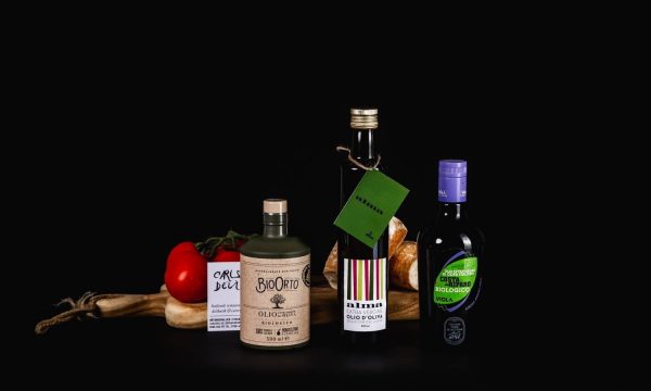 Tre flaskor italiensk olivolja