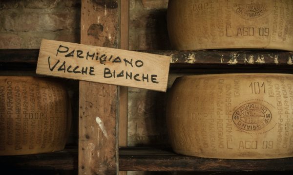 Lagrade ostar med en handskriven Parmigiano-skylt
