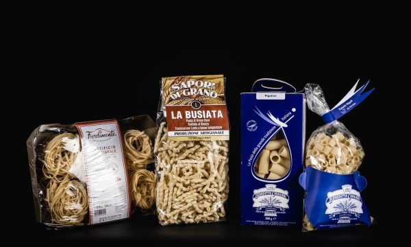 Italiensk pasta i olika former, med blå förpackningar från Benedetto Cavalieri