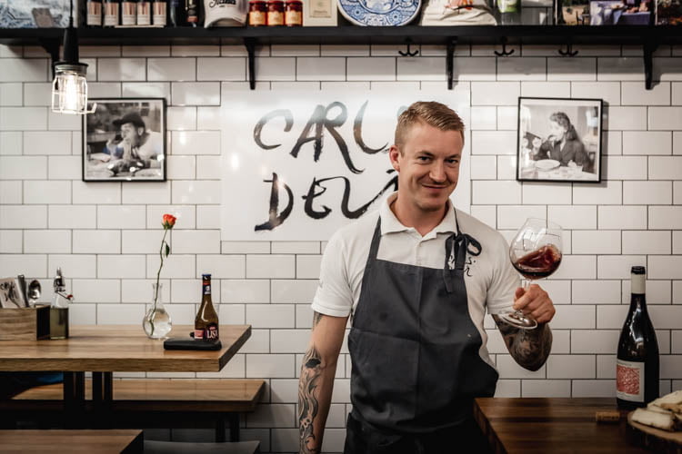 Ett leende bakom disken på Carls Deli