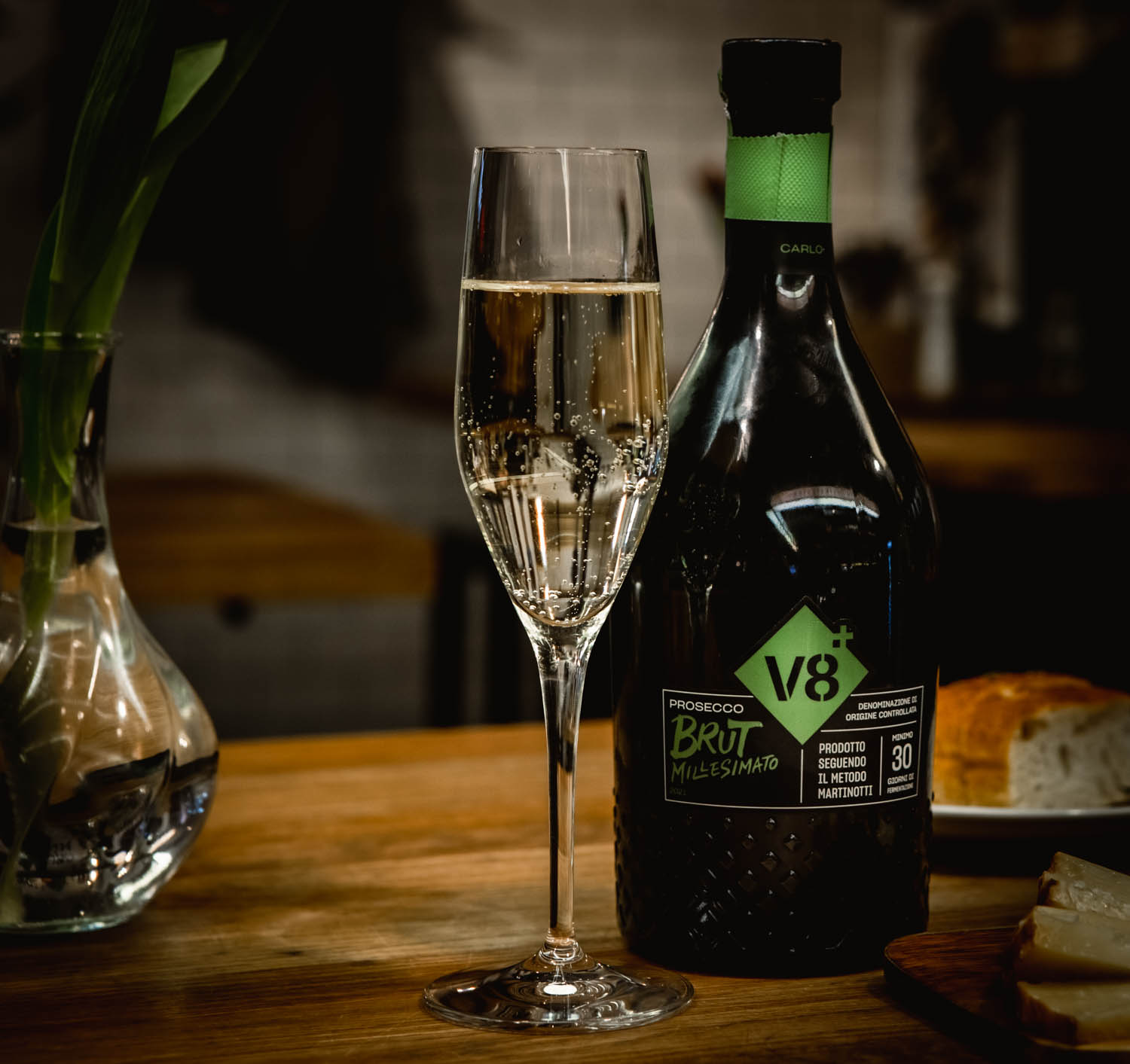 Ett glas prosecco och en flaska på träbordet hos Carls Deli